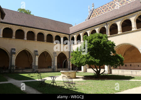 Premier cloître, dit Les Hôtes. Monastère royal de Brou. Bourg-en-Bresse. / Erste Kreuzgang, sagt Gastgeber. Das königliche Kloster von Brou. Bourg-en-Bresse. Stockfoto