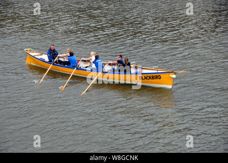 Sechs weiblichen Ruderer mit männlichen Cox/Ausbilder auf dem Fluss Avon, Bristol, England Stockfoto