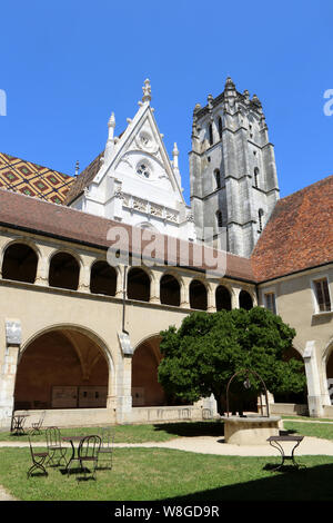 Premier cloître, dit Les Hôtes. Monastère royal de Brou. Bourg-en-Bresse. / Erste Kreuzgang, sagt Gastgeber. Das königliche Kloster von Brou. Bourg-en-Bresse. Stockfoto