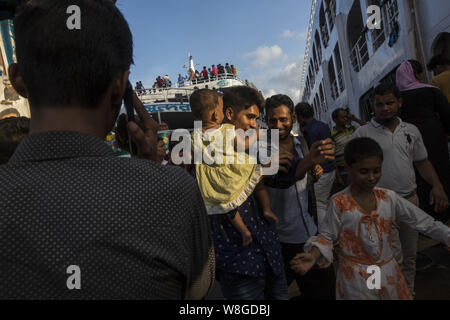 August 9, 2019: Dhaka, Bangladesch - AUGUST 09: Menschen in Terminal starten ihre Heimatorte vor der muslimischen Feiertag Eid al-Adha, hat keine bestimmte Zeitdauer in Dhaka, Bangladesch auf on August 09, 2019 zu erreichen. Credit: Zakir Hossain Chowdhury/ZUMA Draht/Alamy leben Nachrichten Stockfoto