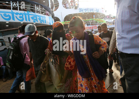 August 9, 2019: Dhaka, Bangladesch - AUGUST 09: Menschen in Terminal starten ihre Heimatorte vor der muslimischen Feiertag Eid al-Adha, hat keine bestimmte Zeitdauer in Dhaka, Bangladesch auf on August 09, 2019 zu erreichen. (Bild: © zakir Hossain Chowdhury/ZUMA Draht) Stockfoto