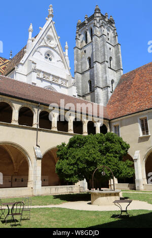 Premier cloître, dit Les Hôtes. Monastère royal de Brou. Bourg-en-Bresse. / Erste Kreuzgang, sagt Gastgeber. Das königliche Kloster von Brou. Bourg-en-Bresse. Stockfoto