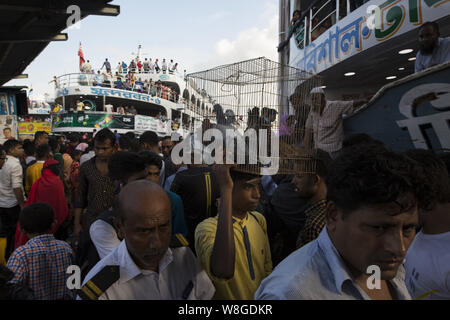 August 9, 2019: Dhaka, Bangladesch - AUGUST 09: Leute ihr Haustier tragen mit Ihnen in Terminal starten ihre Heimatorte vor der muslimischen Feiertag Eid al-Adha, hat keine bestimmte Zeitdauer in Dhaka, Bangladesch auf on August 09, 2019 zu erreichen. Credit: Zakir Hossain Chowdhury/ZUMA Draht/Alamy leben Nachrichten Stockfoto