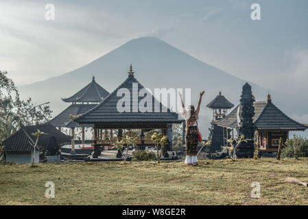 Die Frau in der Nähe von lempuyang Tempel auf Bali, Indonesien. Pura Penataran Agung Lempuyang. Alten und berühmten Tempel in balinesischem Stil mit Blick auf die Agung Vulkan. Stockfoto