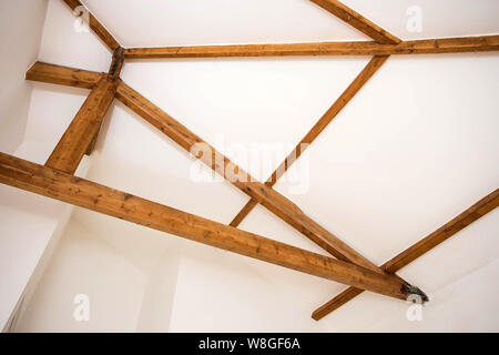 Holz- Design. Holzbalken an der Decke als gestalterisches Element. Modernes Interieur. Stockfoto