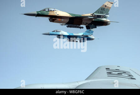 Zwei F-16 Fighting Falcons aus dem 18 Aggressor Squadron fliegen neben einer KC-135 Stratotanker während der Roten Flag-Alaska 14, 15. Mai 2014 über die gemeinsame Stockfoto