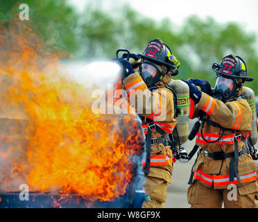 Feuerwehrmänner vom 5. Bauingenieur Squadron ein Brand während einer Übung Aug 5, 2014 Stockfoto