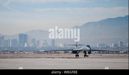 A B-1B Lancer auf die 34th Bomb Squadron, Ellsworth Air Force Base, S.D. zugeordnet, Taxis zu seinen Parkplatz nach der Landung während der Grünen Flag-West 15-02 Stockfoto