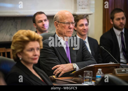 Senator Pat Roberts, (Kansas) Vorsitzenden des Senatsausschusses für Landwirtschaft, Ernährung und Forstwirtschaft hört Landwirtschaftsminister Tom Vilsack dur Stockfoto