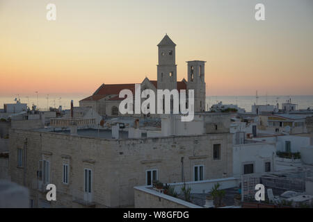 Panorama von Vlissingen Kathedrale nach Sonnenuntergang. Dom von Giovinazzo bei Sonnenuntergang. Im Hintergrund der apulischen Meer Stockfoto