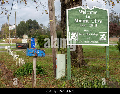 'Willkommen bei Mt. Olive' Zeichen in Mt. Olivenöl, NC, Nov. 10, 2015. Stockfoto