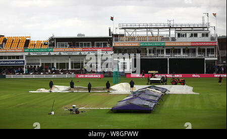 Die Mitarbeiter bringen Sie die Abdeckungen als Regen droht der Anfang des Spiels während der T 20 Vitalität Blast Match an der Fischer Grafschaft Boden, Leicester zu verzögern. Stockfoto