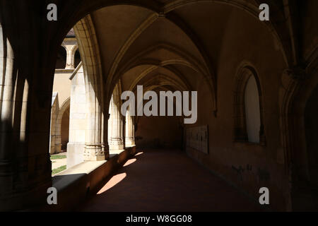 Premier cloître, dit Les Hôtes. Monastère royal de Brou. Bourg-en-Bresse. / Erste Kreuzgang, sagt Gastgeber. Das königliche Kloster von Brou. Bourg-en-Bresse. Stockfoto