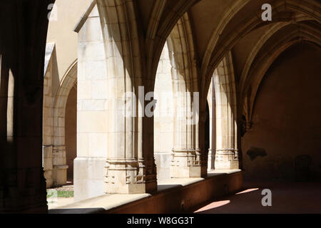 Premier cloître, dit Les Hôtes. Monastère royal de Brou. Bourg-en-Bresse. / Erste Kreuzgang, sagt Gastgeber. Das königliche Kloster von Brou. Bourg-en-Bresse. Stockfoto