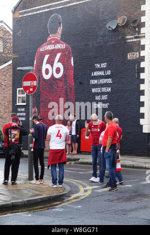 Liverpool, Großbritannien. 9. August 2019. Liverpool fans bewundern Sie die neue Trent Alexander Arnold Wandbild in Sybil Road in der Nähe der Boden vor dem ersten Heimspiel der Saison 2019-2020 gegen Norwich in Liverpool. Von französischen Graffiti Künstler Akse gemalt, und von Liverpool FC fan Podcast der Anfield Wrap angeordnet. Das wandbild ist für Fans Unterstützung Foodbank, eine lokale Initiative, die vom Geist der Shankly und Everton Unterstützer Vertrauen gegründet Essen Armut im Norden von Liverpool zu bekämpfen. Credit: Ken Biggs/Alamy Leben Nachrichten. Stockfoto