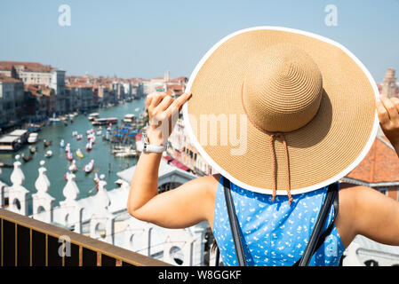 Weibliche Touristen in Strohhut in der Stadt Venedig, Italien Suchen Stockfoto