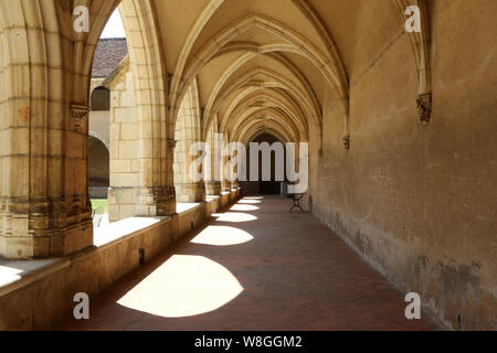 Premier cloître, dit Les Hôtes. Monastère royal de Brou. Bourg-en-Bresse. / Erste Kreuzgang, sagt Gastgeber. Das königliche Kloster von Brou. Bourg-en-Bresse. Stockfoto