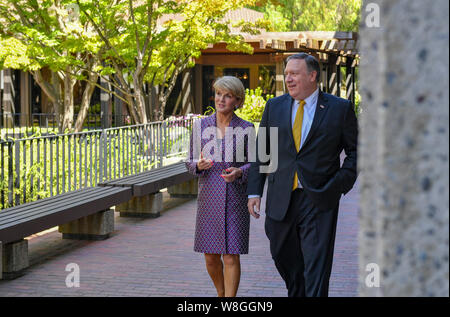 Us-Staatssekretär Michael R. Pompeo und australischen Außenminister Julie Bishop Spazieren gehen auf dem Campus der Stanford Universität in Palo Alto Stockfoto