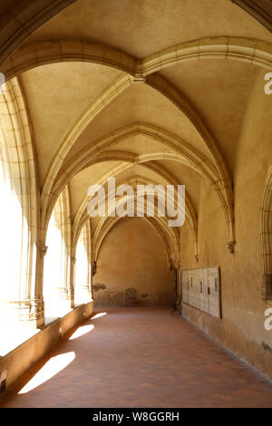 Premier cloître, dit Les Hôtes. Monastère royal de Brou. Bourg-en-Bresse. / Erste Kreuzgang, sagt Gastgeber. Das königliche Kloster von Brou. Bourg-en-Bresse. Stockfoto