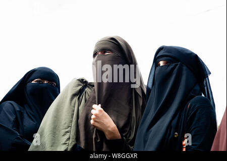 Eine Gruppe von Frauen gesehen werden, das Tragen von Burkas nehmen Teil während des Protestes. Hunderte von Menschen in Den Haag versammelt nach den Niederlanden genehmigt eine begrenzte Verbot' Gesicht - Deckung der Kleidung", dieses Gesetz beinhaltet auch Niqabs und Burkas. Die Demonstration wurde in der Stille ihre Solidarität mit den Frauen niqabs tragen zu zeigen. In den Niederlanden ist das sechste EU-Land zu verbieten - für Kleidung in öffentlichen Gebäuden. Stockfoto