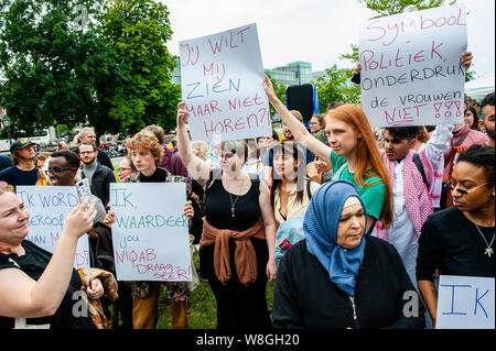 Eine Gruppe von Frauen mit Niqabs und Burkas Banner und ...