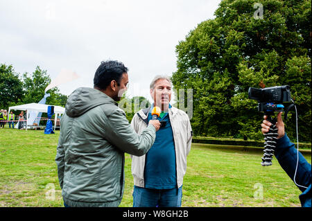 Edwin Wagensveld, Polier von rechtsextremen Gruppe Pegida zu den Medien vor der Demonstration spricht. Hunderte von Menschen in Den Haag versammelt nach den Niederlanden genehmigt eine begrenzte Verbot' Gesicht - Deckung der Kleidung", dieses Gesetz beinhaltet auch Niqabs und Burkas. Die Demonstration wurde in der Stille ihre Solidarität mit den Frauen niqabs tragen zu zeigen. In den Niederlanden ist das sechste EU-Land zu verbieten - für Kleidung in öffentlichen Gebäuden. Stockfoto