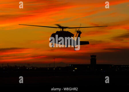 Ein UH-60 Black Hawk Hubschrauber von B der Firma des Kalifornien Army National Guard, 1.BATAILLON, 140 Aviation Regiment, zieht aus Camarillo Ai Stockfoto