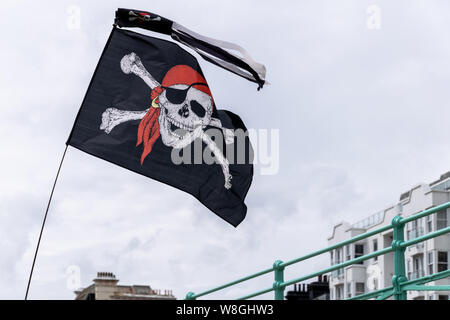 Jolly Roger Fahne im Wind über Brighton, Sussex, England Stockfoto