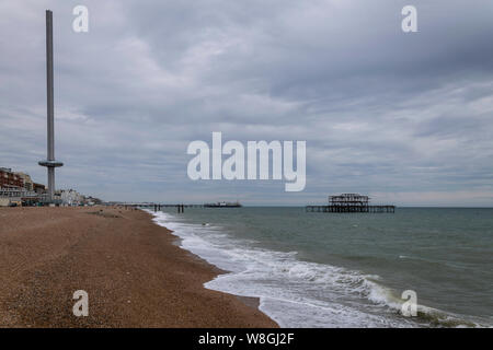 Ein Blick entlang der Kiesstrand in Brighton mit Blick auf die West Pier und der i360, Sussex, England Stockfoto