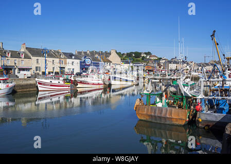 Fischerboote/angedockt Trawler im Hafen von Port-en-Bessin-Huppain entlang des Ärmelkanals, Calvados, Normandie, Frankreich Stockfoto