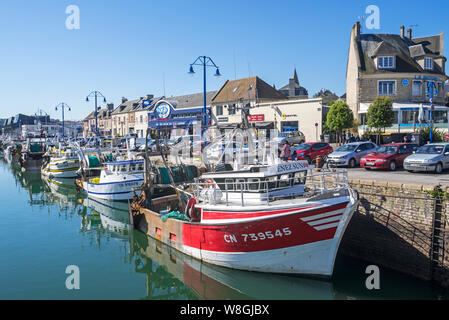 Fischerboote/angedockt Trawler im Hafen von Port-en-Bessin-Huppain entlang des Ärmelkanals, Calvados, Normandie, Frankreich Stockfoto