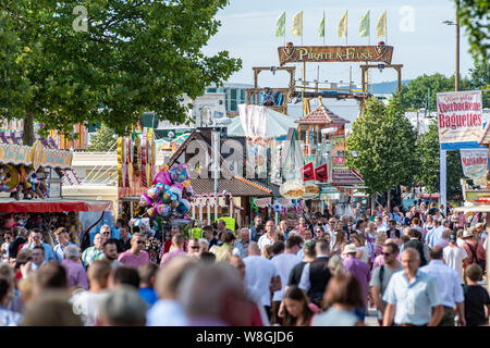 Straubing, Deutschland. 25. Juli, 2019. Zahlreiche Besucher auf dem Gelände der Gäuboden Volksfest. Über 1,4 Millionen Besucher werden von 19 August erwartet. Foto: Armin Weigel/dpa/Alamy leben Nachrichten Stockfoto