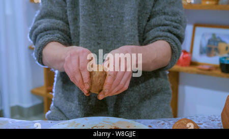 Professionelle männlichen Potter die Becher in Töpferei Stockfoto