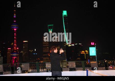 Der britische Tennisspieler Andy Murray mit seinem Smartphone Bilder der Nacht Blick auf das Finanzviertel Lujiazui in Pudong zu einem fördernden zu nehmen Stockfoto