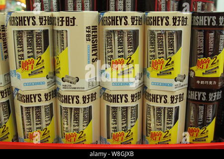 ------ Flaschen chocolate Hershey's sind für den Verkauf in einem Supermarkt in Shanghai, China, 21. Januar 2014. Schokolade Umsatz in China sollte auf 4 $ wachsen Stockfoto