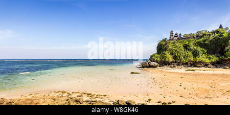 Traditionelle Pura Tempel auf einem Felsen in Geger Beach auf der Insel Bali, Indonesien Stockfoto