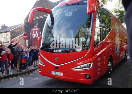 Liverpool, Großbritannien. 9. August 2019. Der Liverpool Team Coach kommt an Anfield für das erste Spiel der Saison 2019/20 Premier League Liverpool vs Norwich City. Die Liverpool gewann 4-1. Credit: Ken Biggs/Alamy Leben Nachrichten. Stockfoto