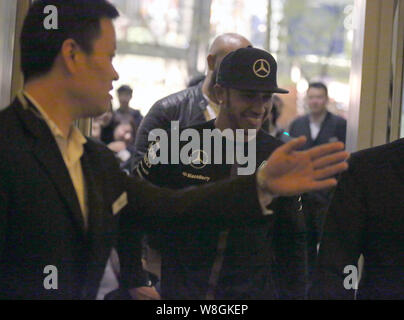 F1-Pilot Lewis Hamilton Mercedes Lächeln, als er zum Hotel nach dem Sieg 2015 Formel 1 Grand Prix von China in Schanghai, China zurückkehrt, Stockfoto