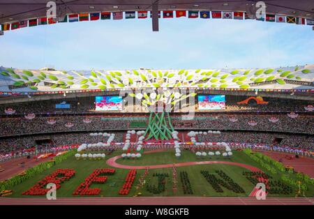 Chinesische Animateure während der Eröffnungsfeier der Peking Leichtathletik-WM 2015 an der National Stadium, auch als der Vogel" bekannt Stockfoto