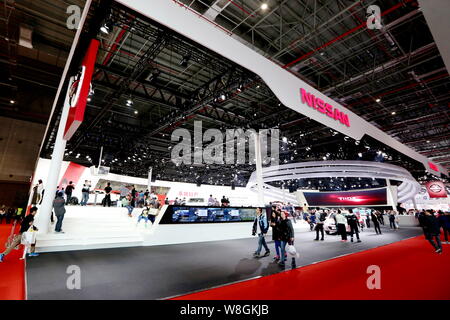 ---- Besucher Blick auf Nissan Autos auf dem Display während der 16. Internationalen Automobil- Ausstellung in Shanghai, die auch als Auto Shanghai 201 bekannt Stockfoto