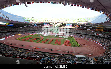 Chinesische Animateure während der Eröffnungsfeier der Peking Leichtathletik-WM 2015 an der National Stadium, auch als der Vogel" bekannt Stockfoto