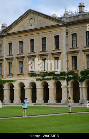 Besucher die Fotos des neuen Gebäudes am Magdalen College in Oxford. Stockfoto