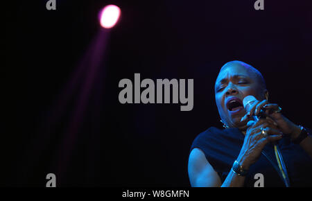 Amerikanische Jazzsängerin Dee Dee Bridgewater führt während des 11 JZ Festival Shanghai Shanghai Expo Park in Shanghai, China, 18. Oktober 2015. Stockfoto