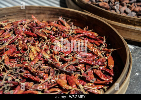 Getrocknete Chilis zum Kochen auf rundes Tablett im Freien Nahaufnahme Stockfoto