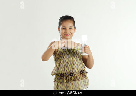Mädchen hält eine beleuchtete cfl Stockfoto