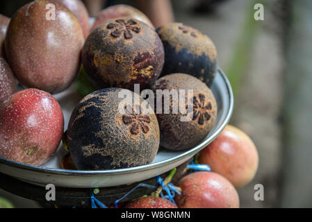 Frische reife mangosteen Früchte an den lokalen Markt im Freien auf Bali, Indonesien Stockfoto