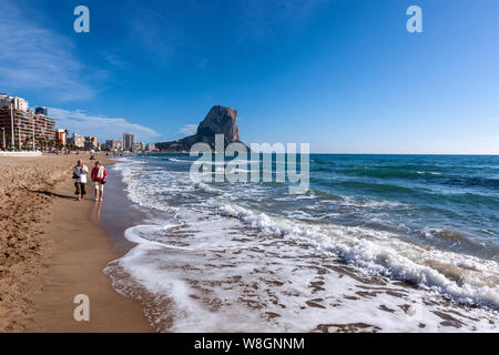 Paar Wandern in La Playa Arenal-Bol, Naturpark Penyal d'Ifac, Calpe, Alicante, Spanien Stockfoto