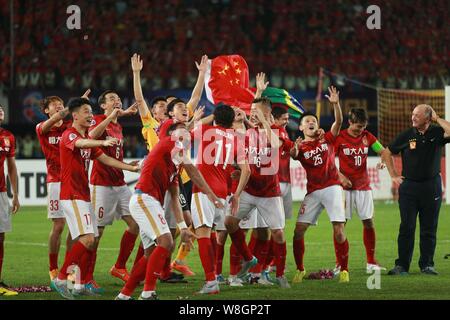 Fußball-Spieler der chinesischen Guangzhou Evergrande Feiern nach dem Gewinn der AFC Champions League 2015 gegen die VEREINIGTEN ARABISCHEN EMIRATE Al Ahli in ihrer zweiten endgültigen mat Stockfoto