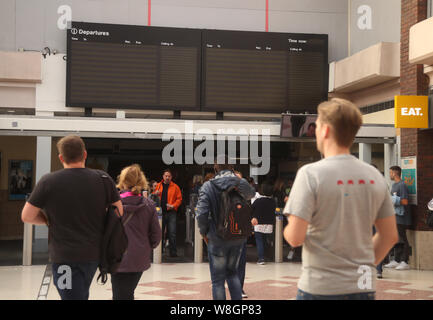 Menschen zu Fuß durch Clapham Junction Station in London bei Stromausfall, Die "apokalyptische "Rush-hour Szenen in England und Wales, mit Ampel und Züge zum Stillstand verursacht hat. Stockfoto