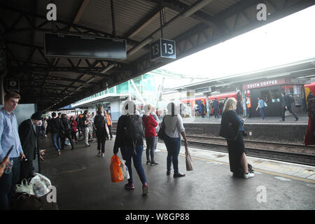 Menschen zu Fuß durch Clapham Junction Station in London bei Stromausfall, Die "apokalyptische "Rush-hour Szenen in England und Wales, mit Ampel und Züge zum Stillstand verursacht hat. Stockfoto